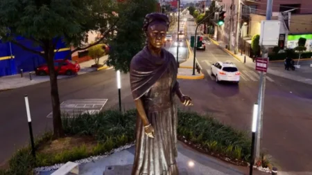 Escultura gigante de Frida Kahlo en Coyoacán: homenaje cultural y urbano