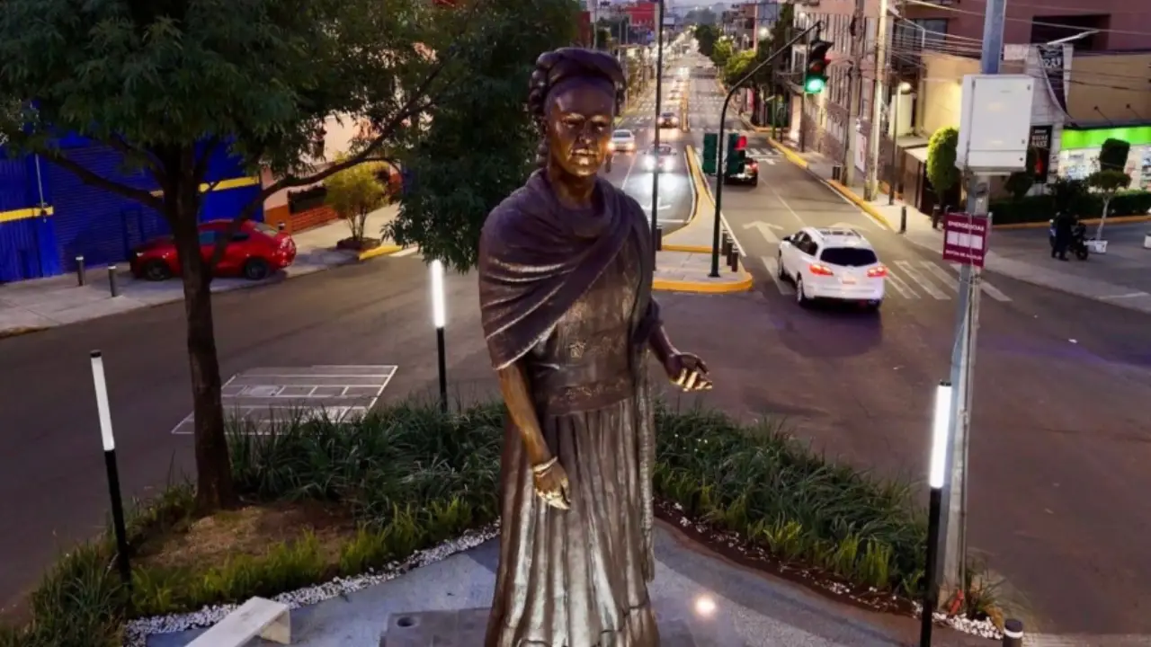 Escultura gigante de Frida Kahlo en Coyoacán: homenaje cultural y urbano