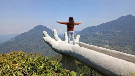 Mirador en forma de mano en Zacatlán ofrece vistas únicas entre duendes y montañas