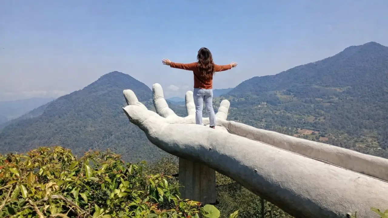 Mirador en forma de mano en Zacatlán ofrece vistas únicas entre duendes y montañas