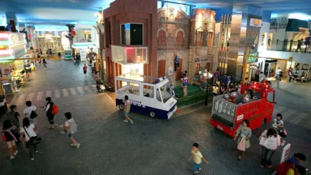 Noche de Amigos Kidzania: fiesta noventera en CDMX
