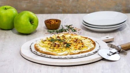 Pizzeta de manzana con quesos