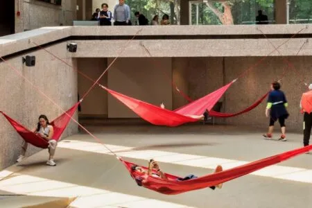 La instalación se encuentra en el Museo Tamayo, ubicado en el Bosque de Chapultepec, en la Ciudad de México.
