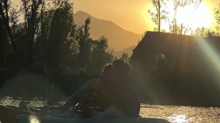 Así puedes dormir en una cabaña sobre una chinampa en Xochimilco