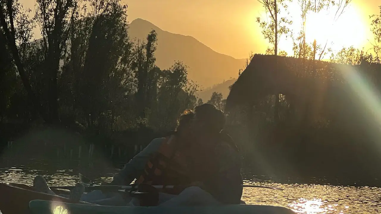 Así puedes dormir en una cabaña sobre una chinampa en Xochimilco