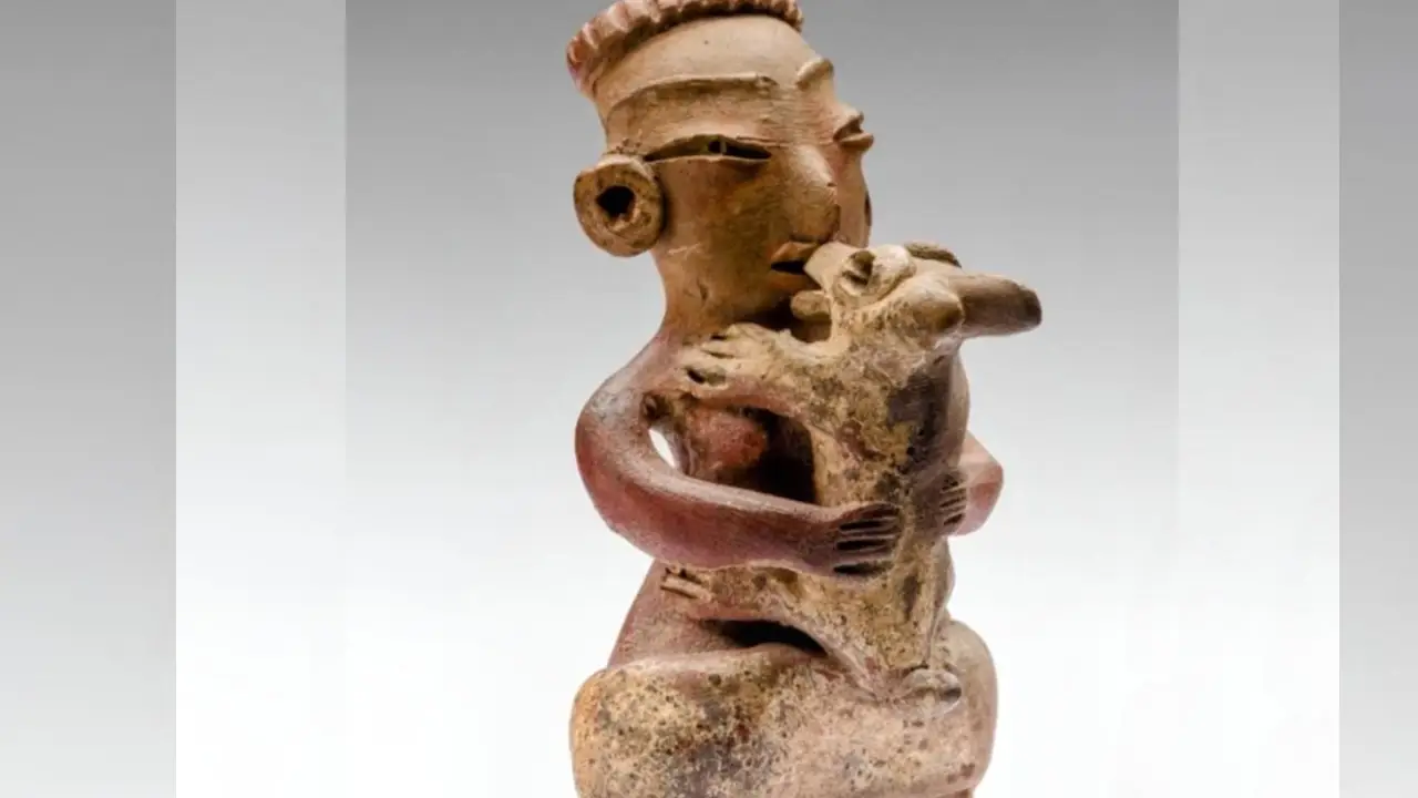 Escultura prehispánica de mujer con perro: ternura ancestral que conquistó internet