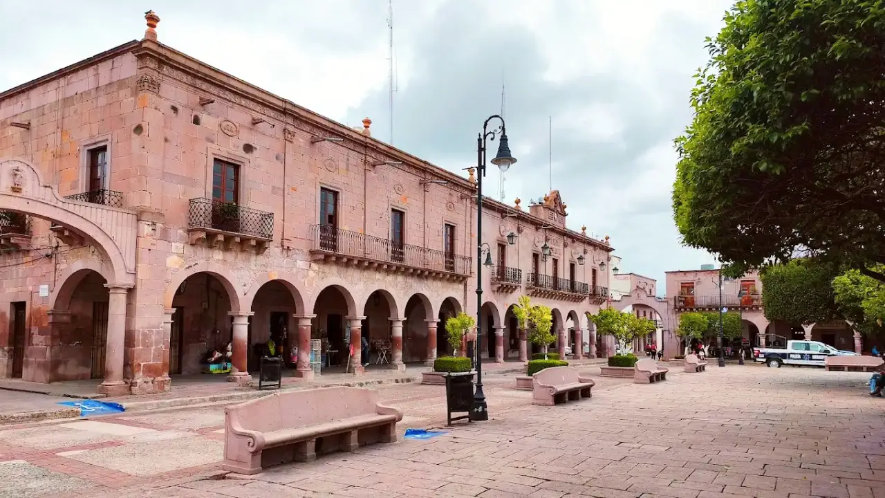 Centro histórico de cantera rosa sorprende con sabores y tradición en Jalisco