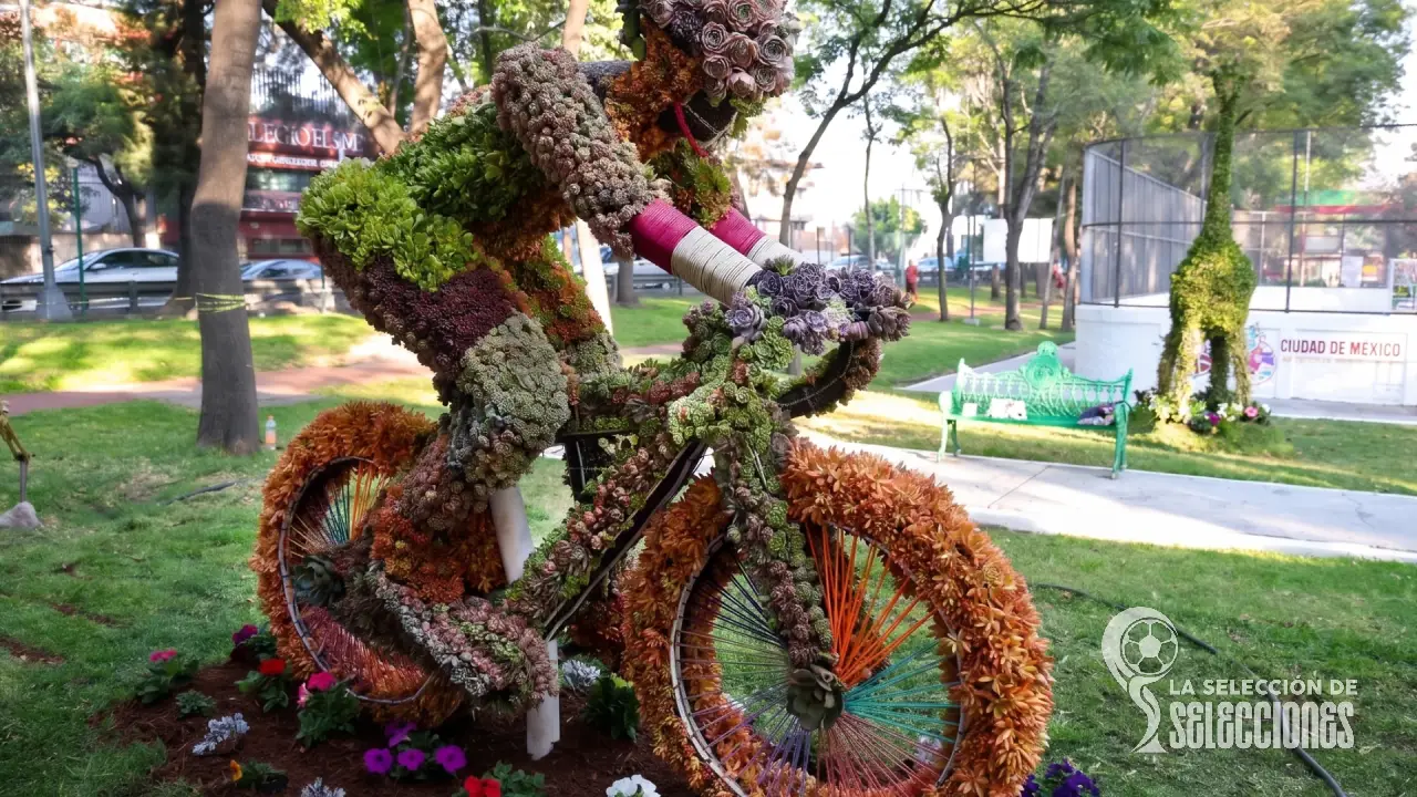 Instalan esculturas florales cerca del Estadio Ciudad de México