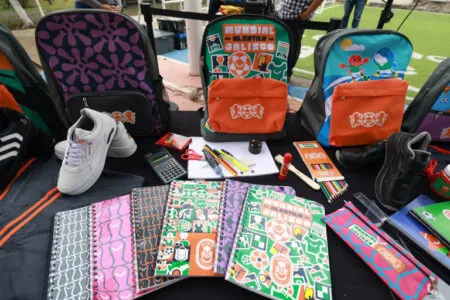 Con esta iniciativa, las autoridades buscan que ningún estudiante inicie el ciclo escolar sin los materiales básicos necesarios para continuar su formación académica.