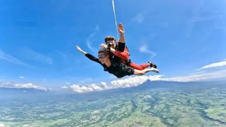Vive la emoción de lanzarte en paracaídas frente al Volcán de Colima