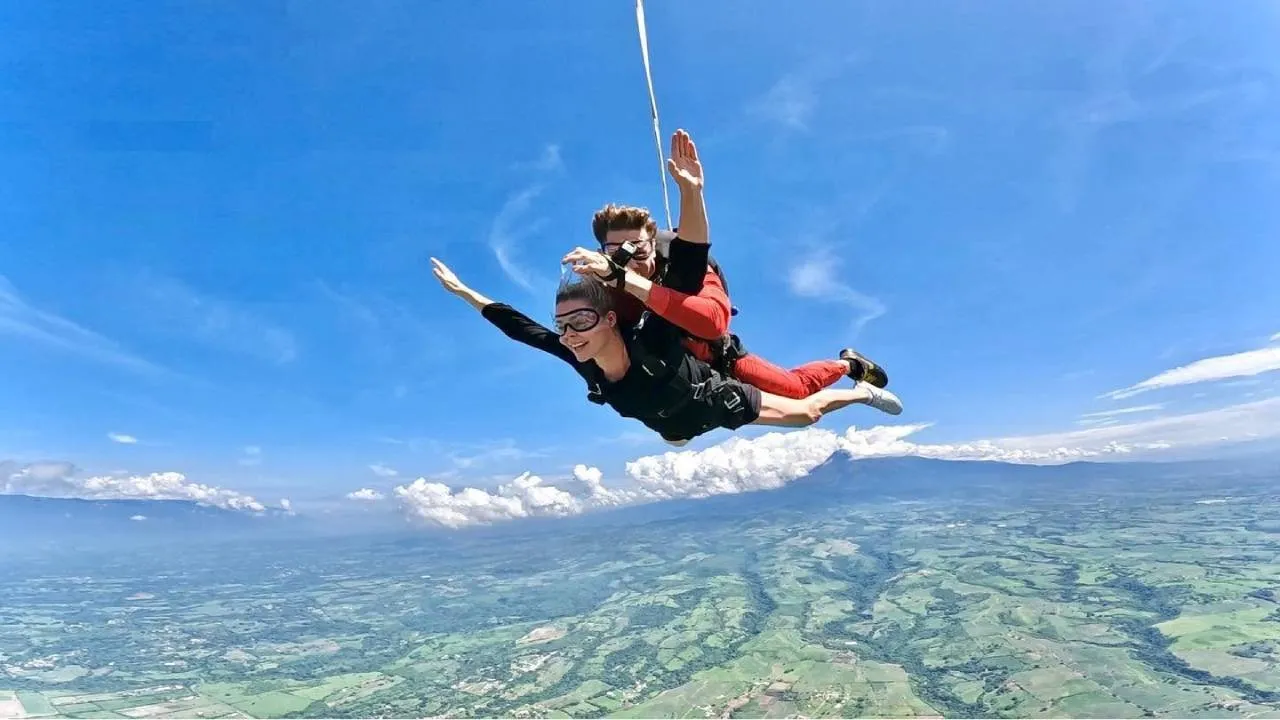 Vive la emoción de lanzarte en paracaídas frente al Volcán de Colima