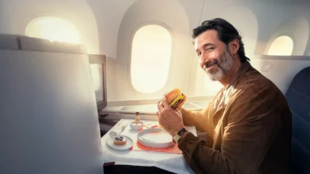 Aeroméxico renueva su oferta gastronómica con hamburguesas a bordo