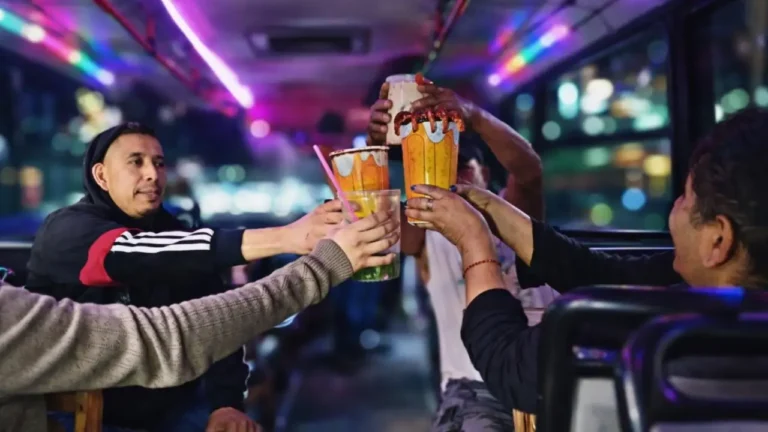 Imagen del artículo MicheBus: el tour fiestero por la CDMX con música y micheladas