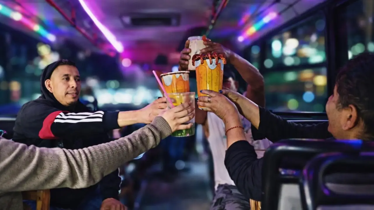 MicheBus: el tour fiestero por la CDMX con música y micheladas