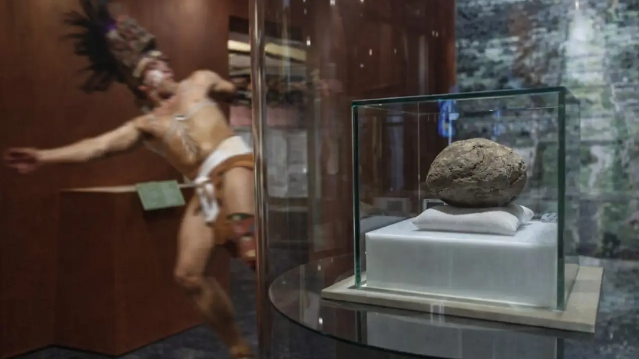 Pelota de hule de más de 3 mil 500 años sorprende en Teotihuacán