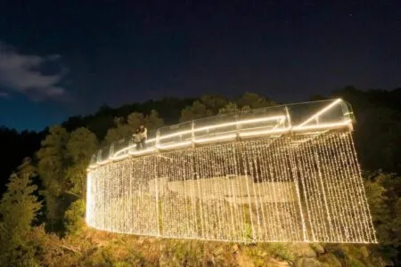 Así es el recorrido nocturno por la cascada iluminada de Zacatlán