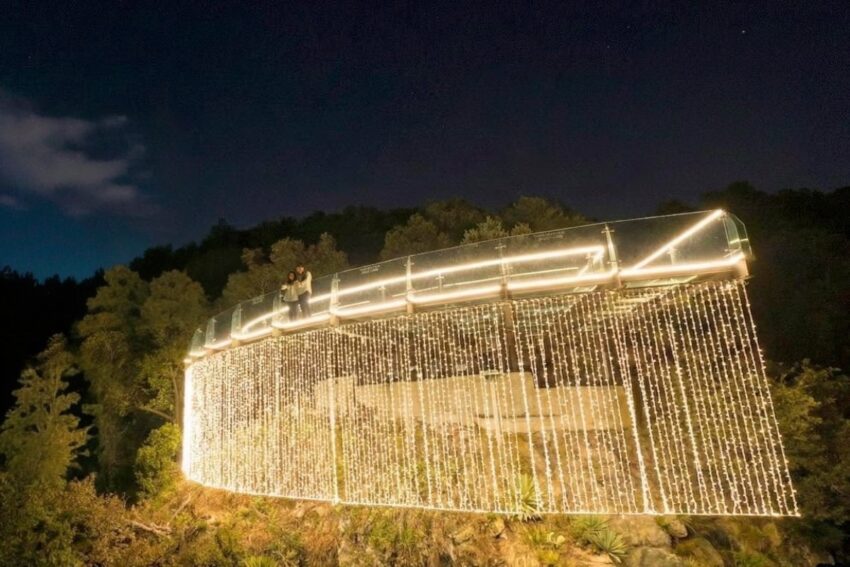 Así es el recorrido nocturno por la cascada iluminada de Zacatlán