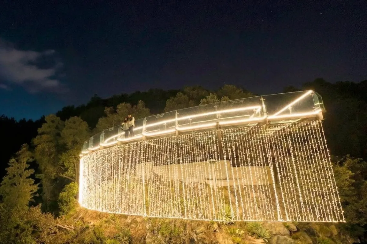 Así es el recorrido nocturno por la cascada iluminada de Zacatlán