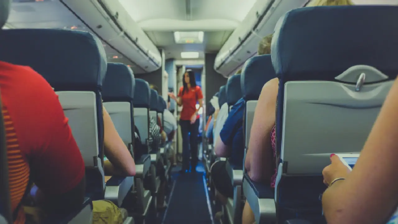 La verdadera razón por la que las sobrecargos te observan cuando subes al avión