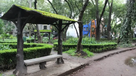 Bancas orgánicas del Parque México recuperan su encanto histórico en CDMX