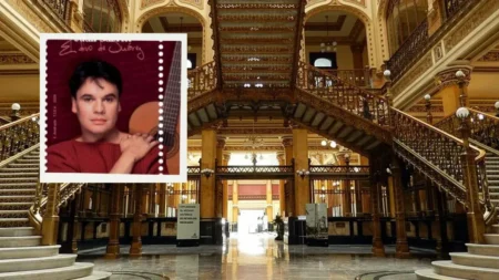 Correos de México emitirá una estampilla con la imagen de Juan Gabriel para conmemorar una década de la muerte del cantante y compositor.